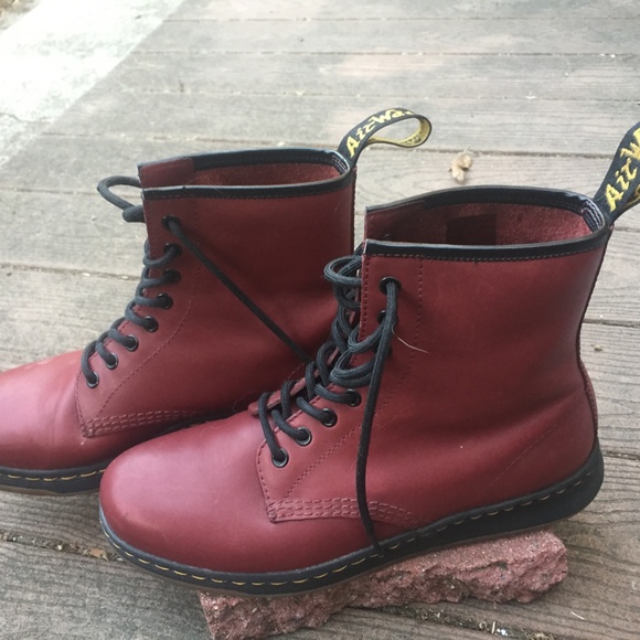 Unisex Dr. Martens Newton boots in cherry red - Picture 3 of 5